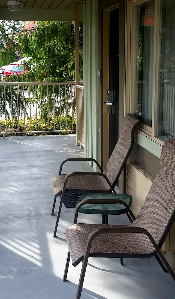 Elk Lake Inn Suites Victoria 35/81