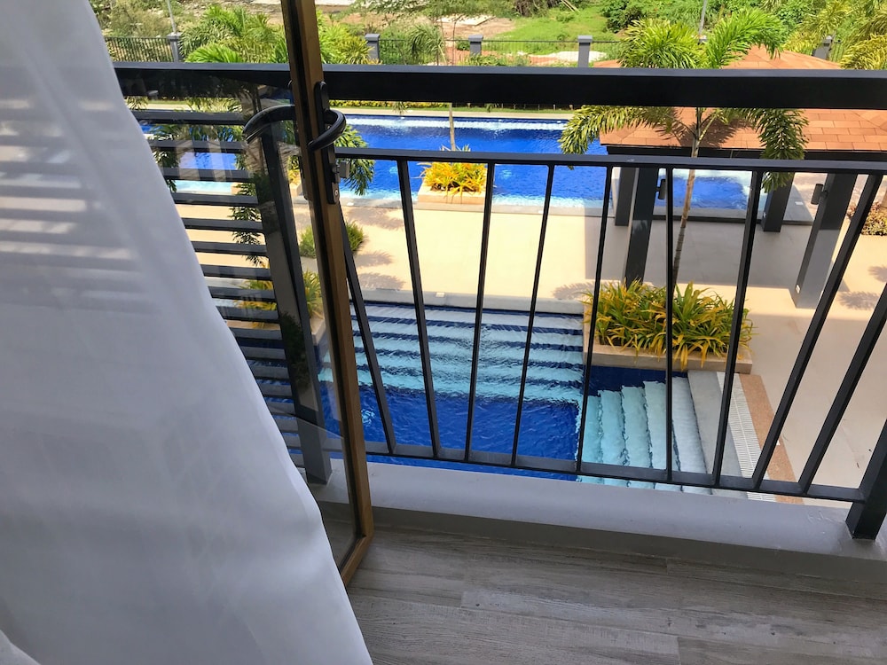 Crown Hotel Palawan at Harbour Springs 8/54