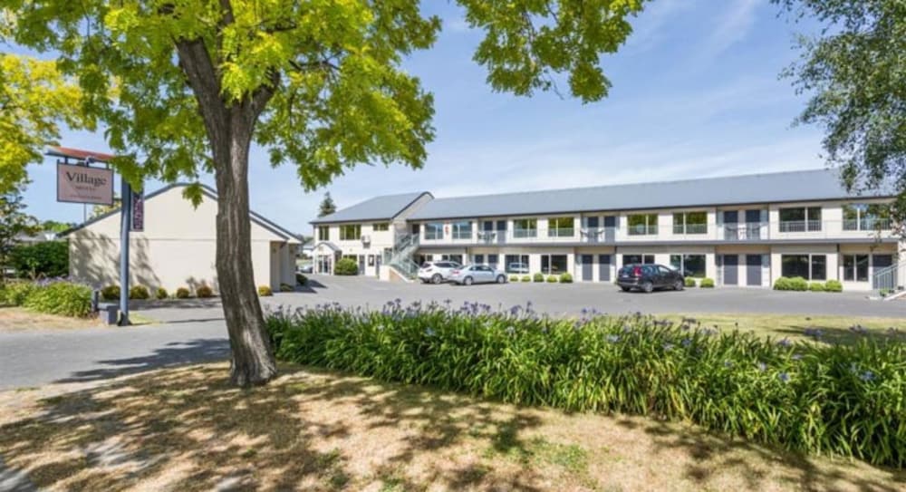 Village Motel 3/35