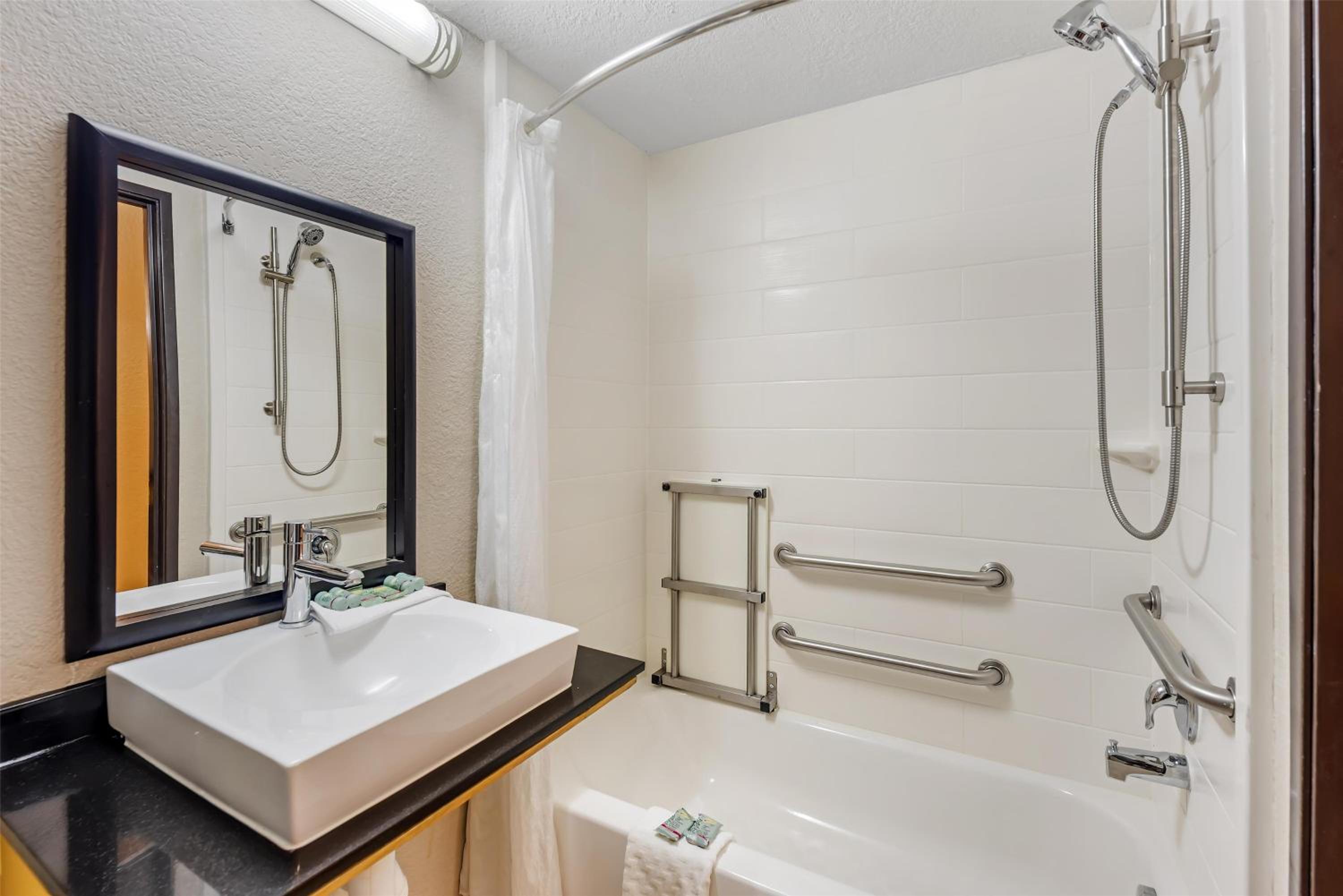 جناح بسريرين كوين لذوي الإعاقة، Best Western Alamo Suites 3/4