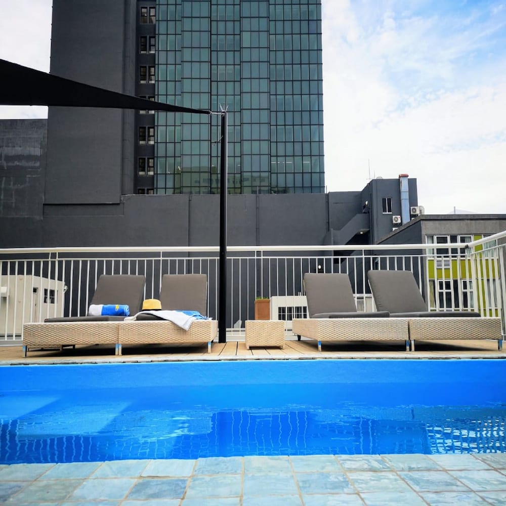 Urban Oasis Aparthotel Eatery and Spa 4/50