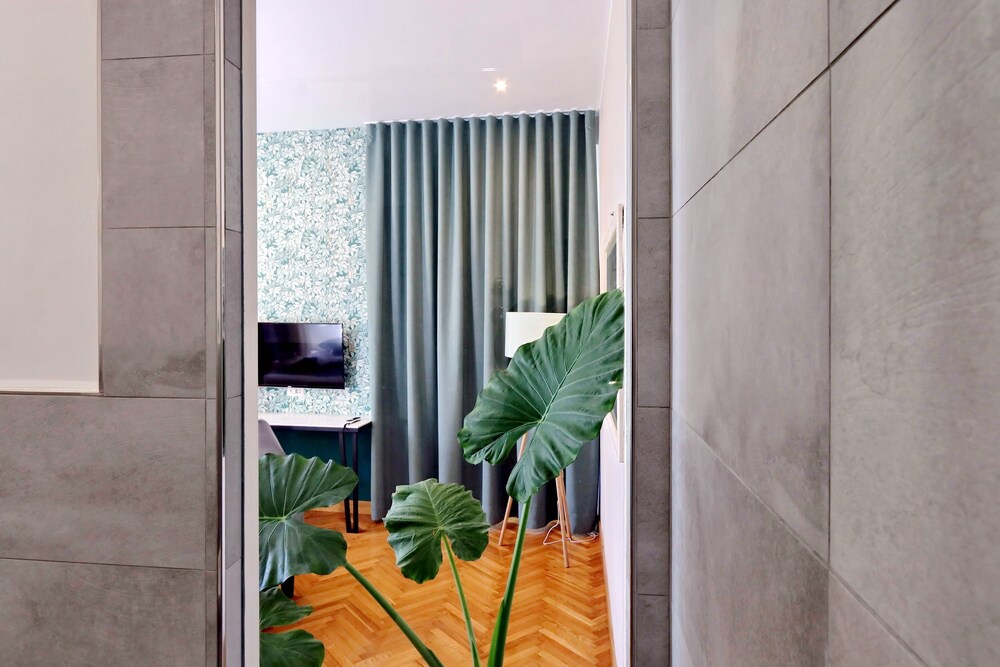 VICO ROOMS AND TERRACE 5/73