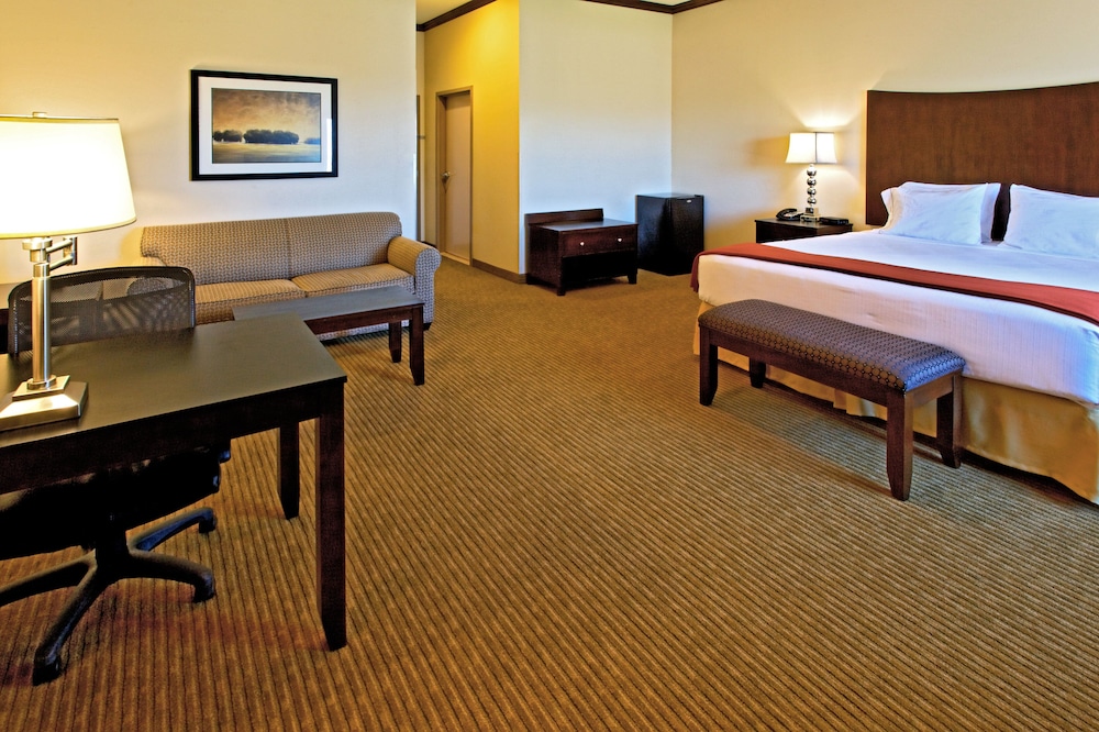 Holiday Inn Express Hotel Suites Cleburne 28/76