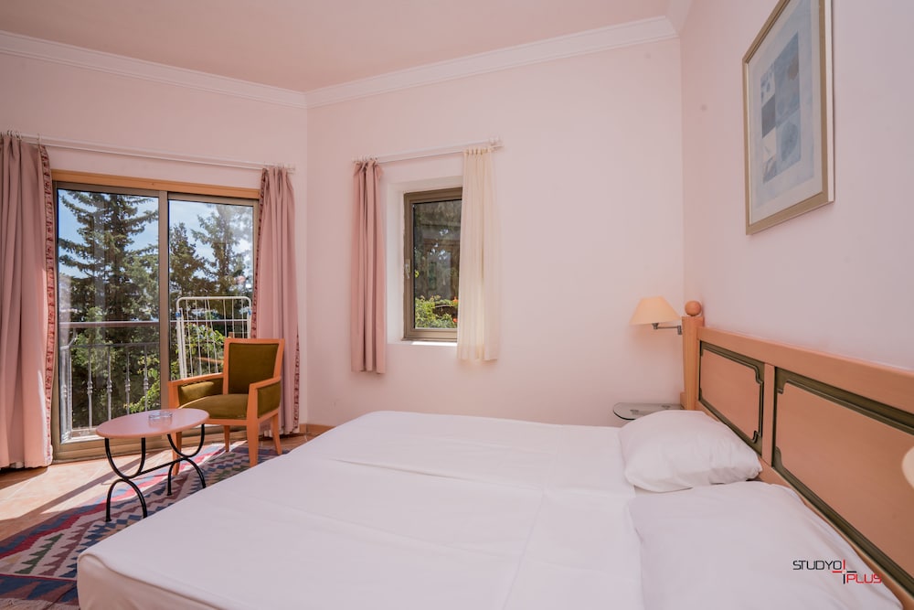 Amilla Beach Resort 10/50