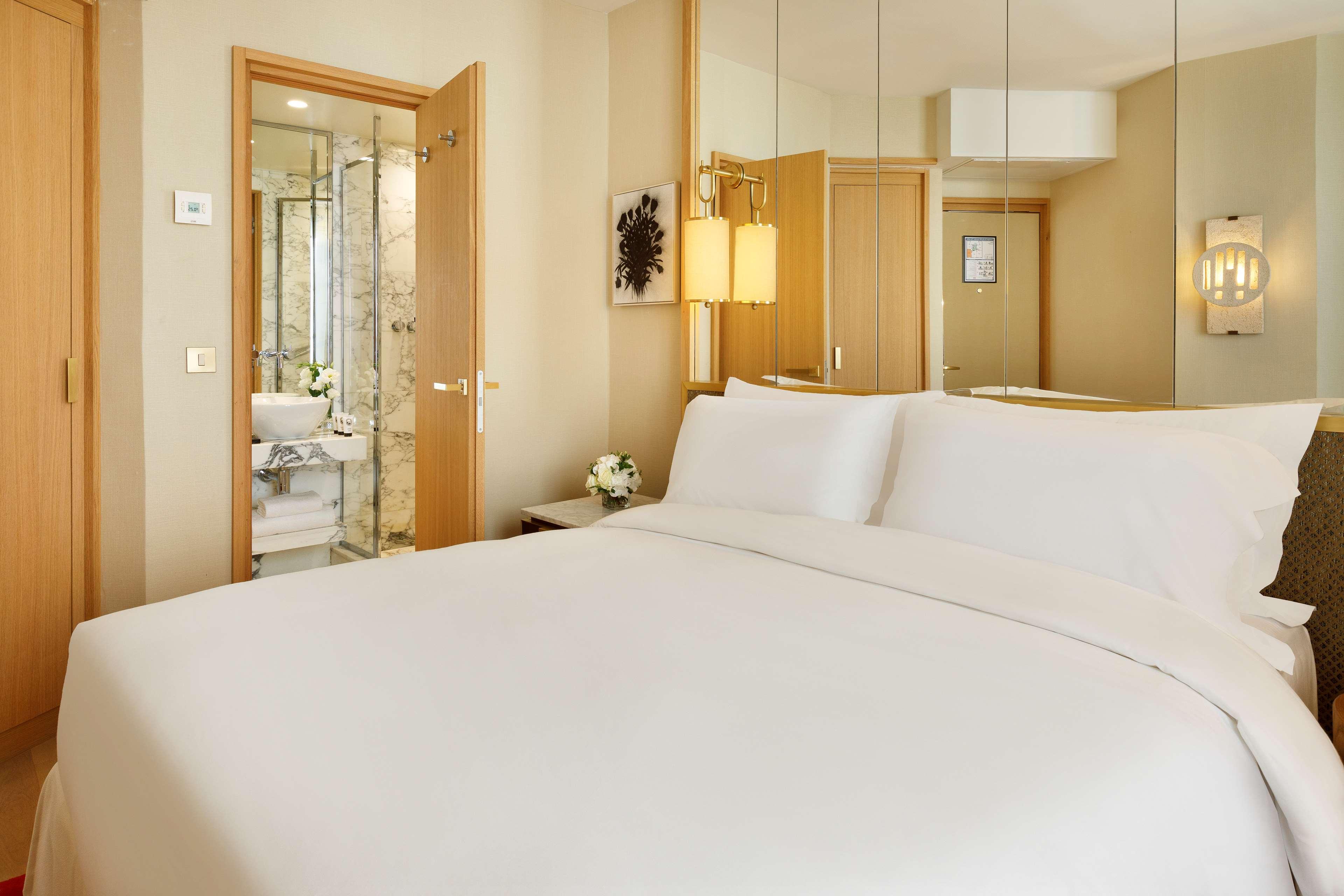 Superior, Single, Queen Bed