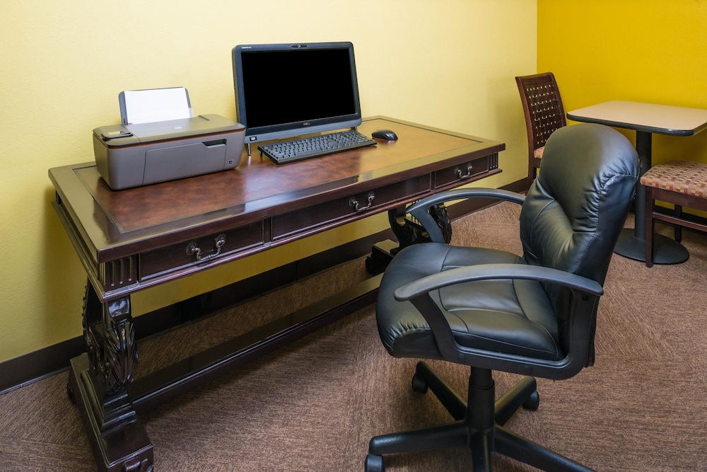 Super 8 By Wyndham Lincoln West 27/31