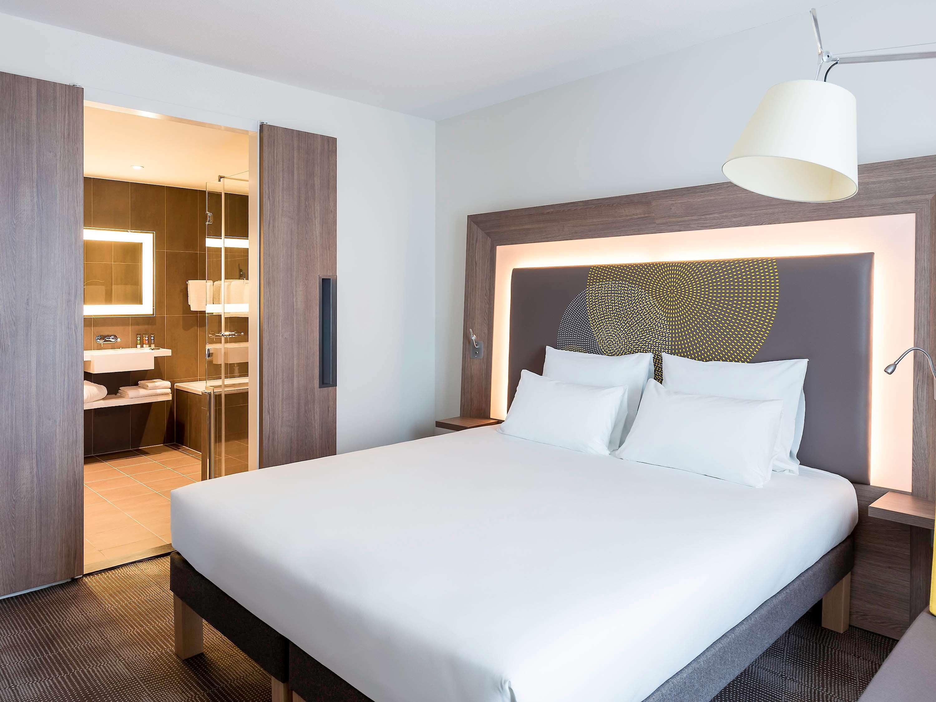 SUPERIOR, SUITE, QUEEN BED, SOFA