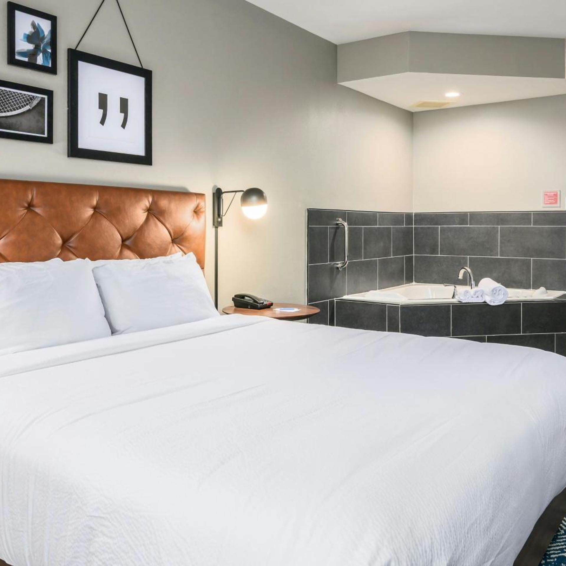 Studio, Suite, King Bed, Sofa, Hot Tub