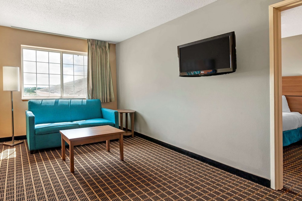MainStay Suites Dubuque at Hwy 20 29/36