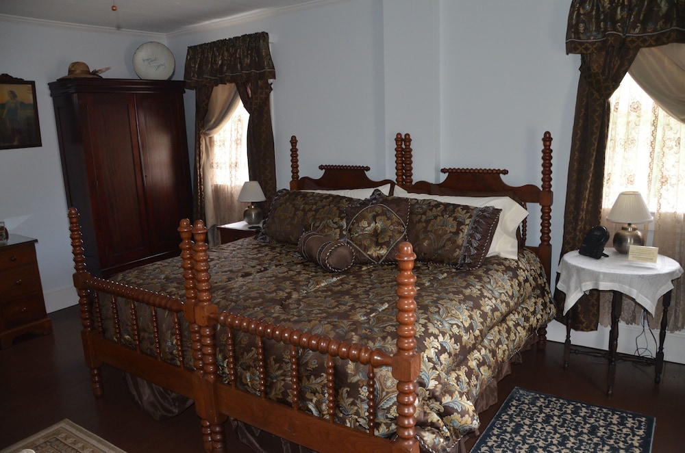 Carrier Houses Bed and Breakfast 22/60