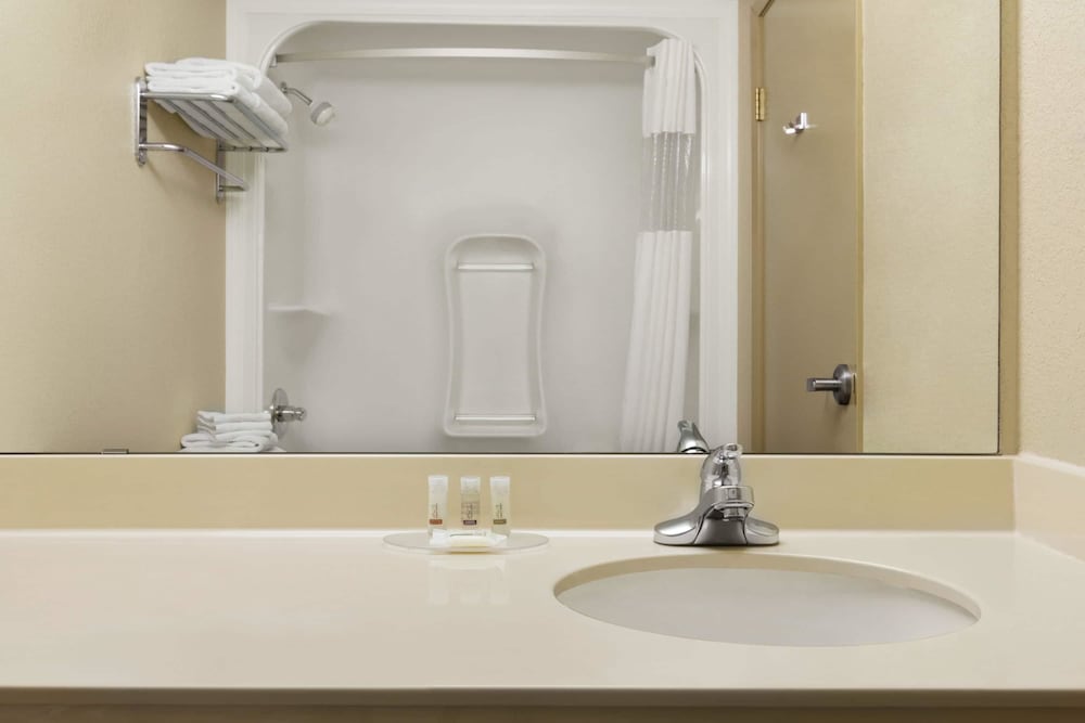 Days Inn & Suites by Wyndham Thompson 10/32
