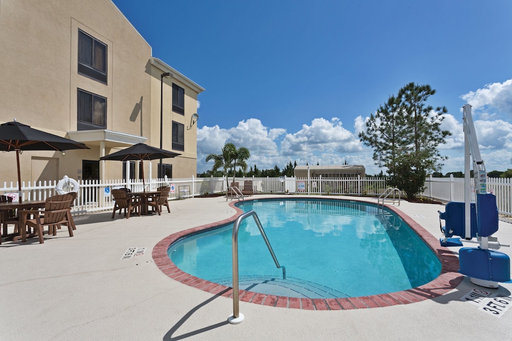 Holiday Inn Express Hotel & Suites Sebring 5/73