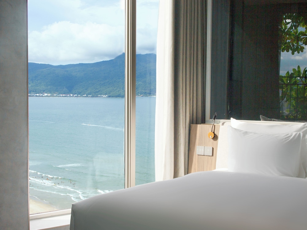 Deluxe, King Bed, Partial Sea View, Bathtub, M Hotel Danang 5/5