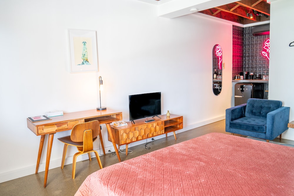 The Pink Hotel Coolangatta 37/50