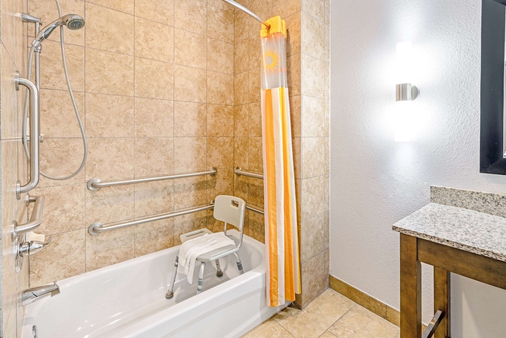 La Quinta Inn & Suites by Wyndham Guthrie 20/47