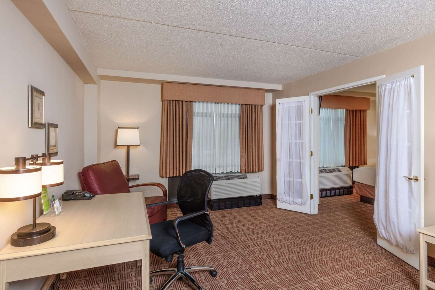 La Quinta Inn & Suites by Wyndham Garden City 30/42