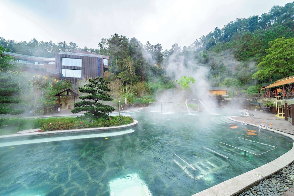 Howard Johnson Lake Serenity Hotel Neijiang 42/46