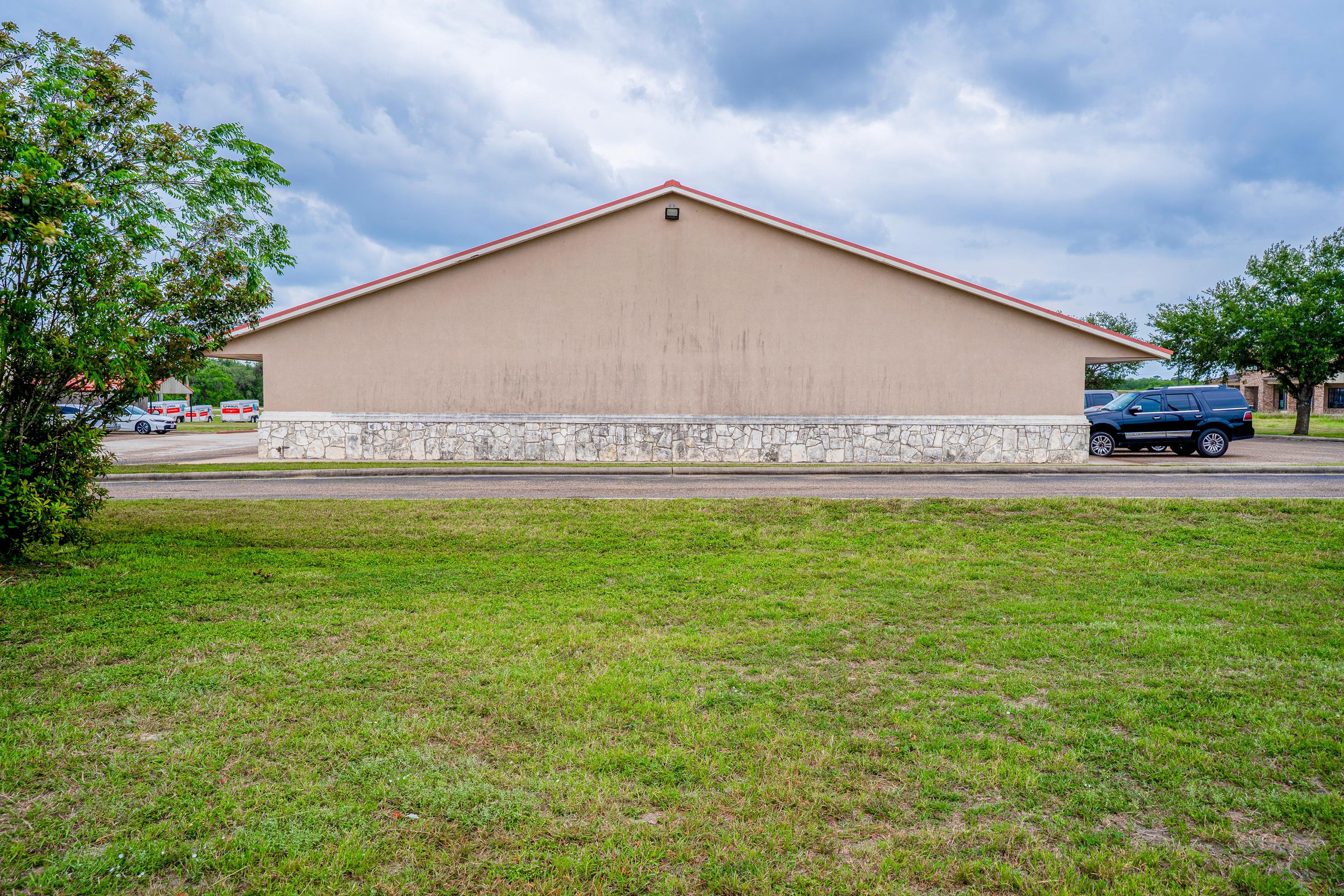 Days Inn & Suites by Wyndham Beeville 38/42