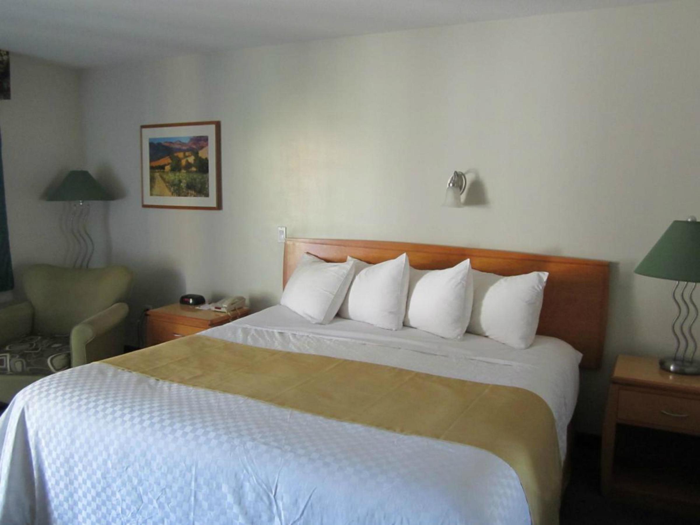 غرفة بسرير كينج وسرير كوين، Ramada Limited - Merritt 2/10