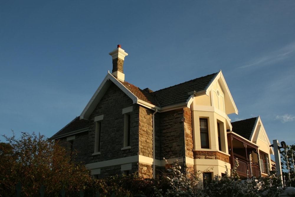Reading House 7/35