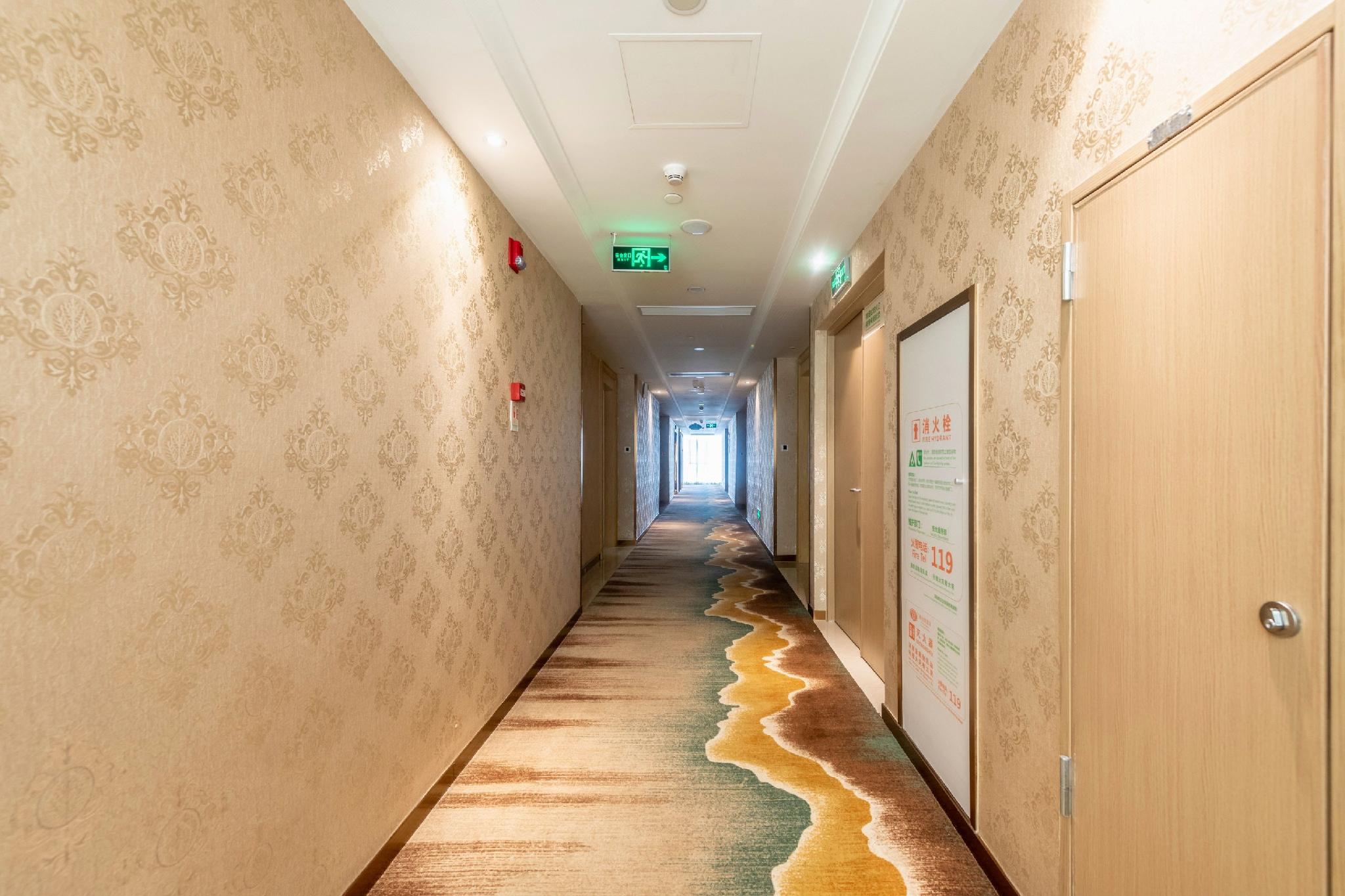 Vienna Hotel (Shenzhen Buji Metro Station) 24/37