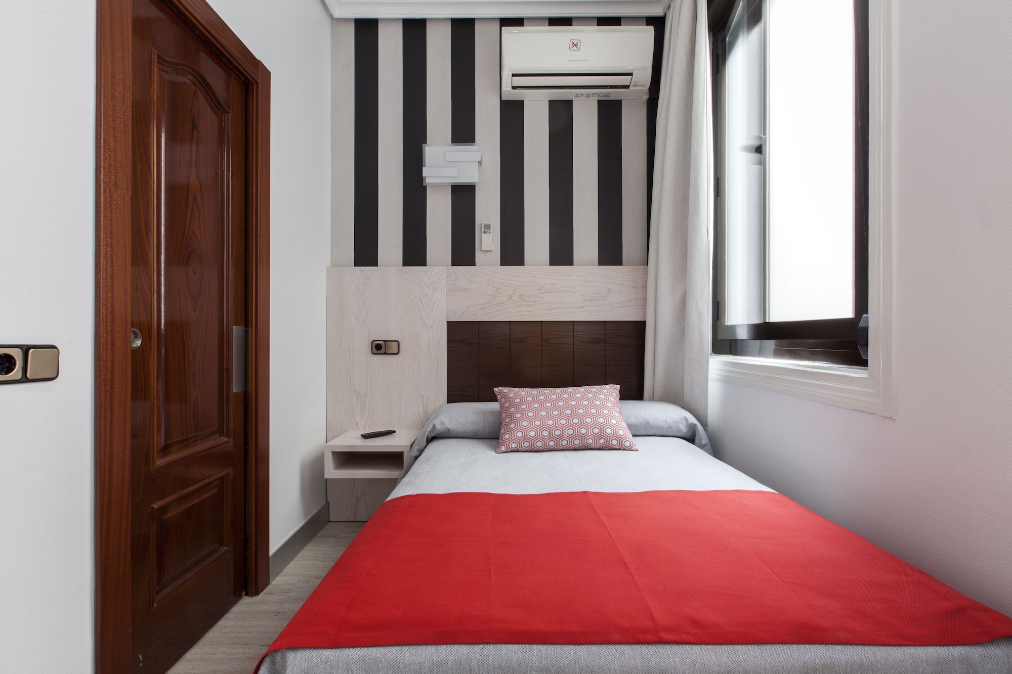 ROOM, SINGLE