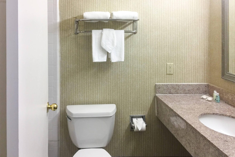 Quality Inn & Suites Oceanside Near Camp Pendleton 50/50