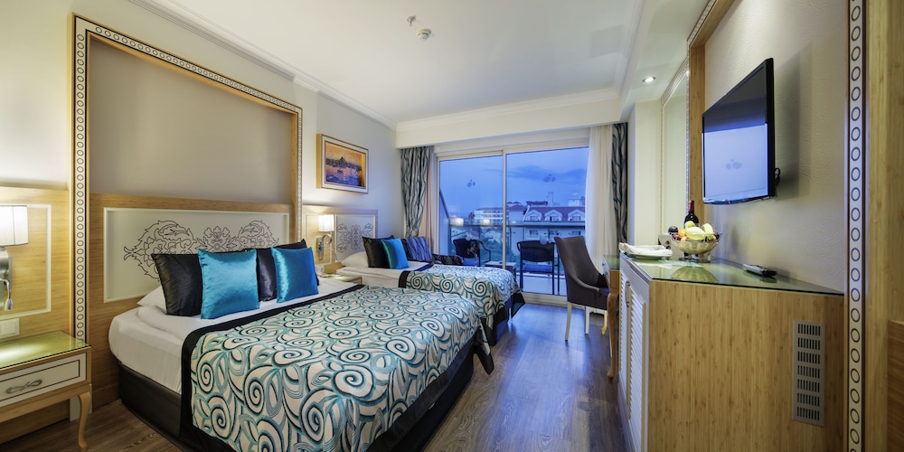 Standard, 1 Queen and 1 Single Bed, Partial Sea View, Sofa