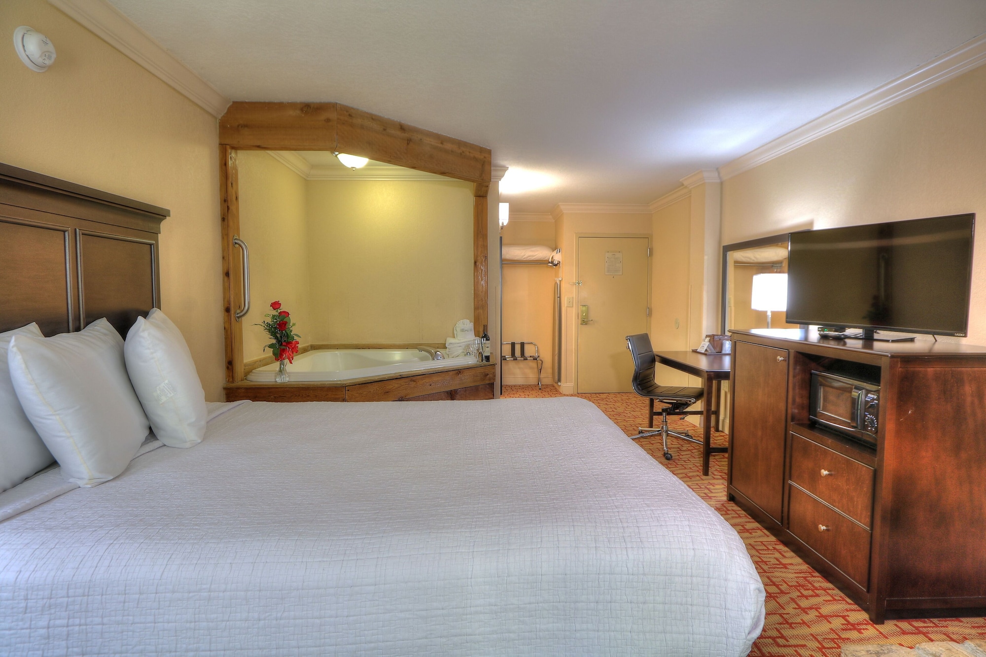 ROMANTIC, QUEEN BED, JETTED TUB