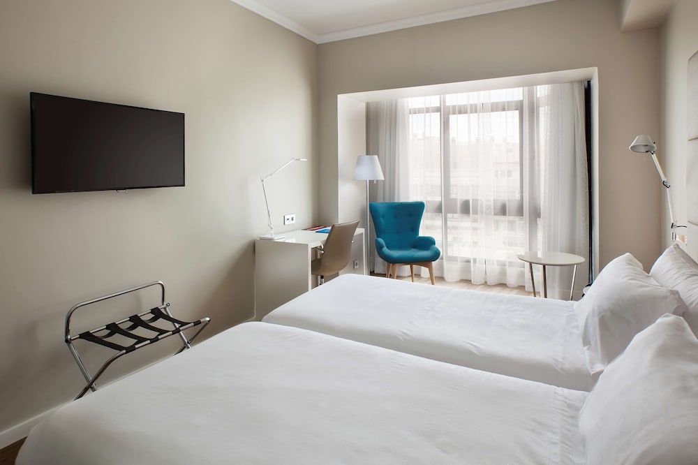 Standard, Queen Bed, with Extra Bed, Nh Las Palmas Playa Las Canteras 2/5