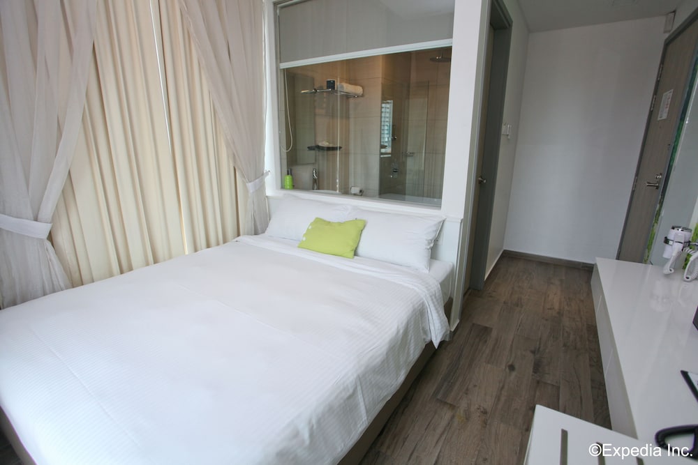 J8 Hotel 18/65