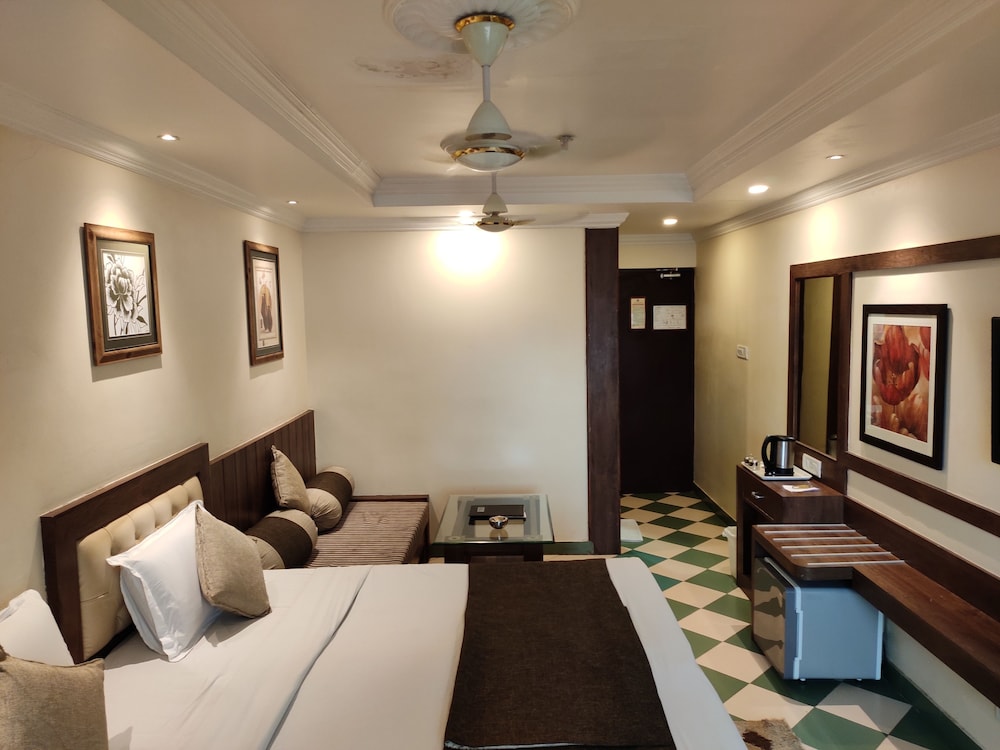 Hotel Pushpak 52/74