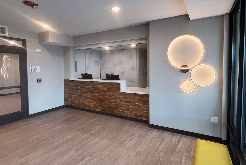 ECHO Suites Extended Stay by Wyndham 3/30