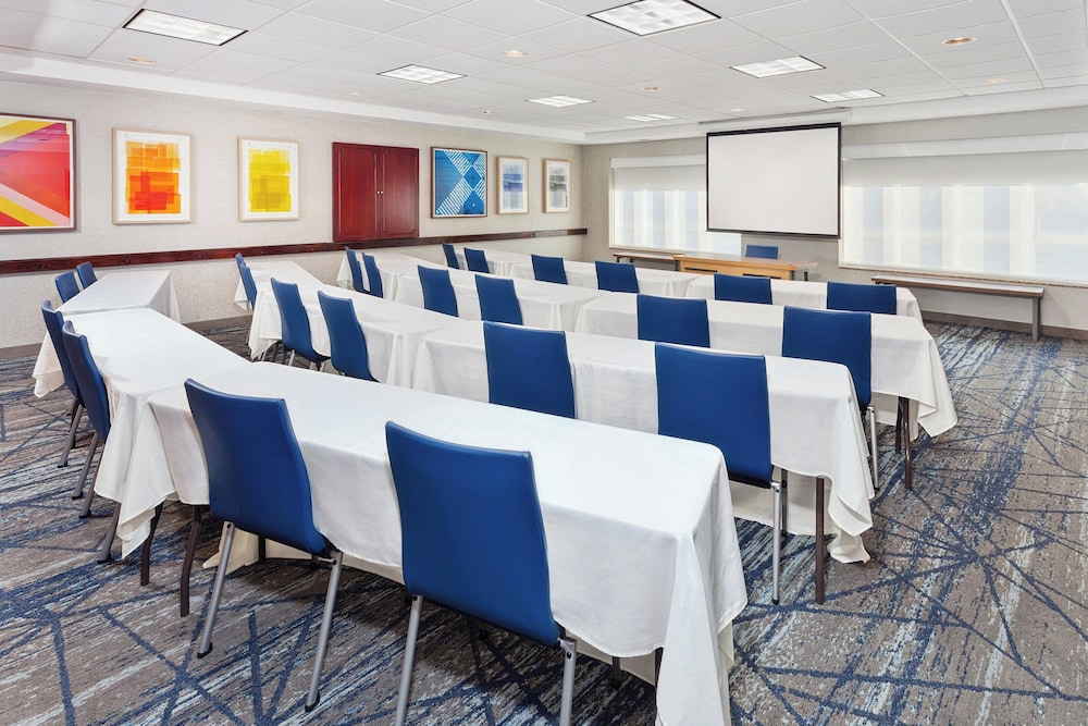 Holiday Inn Express Hotel & Suites Urbana-Champaign(U Of I Area) 65/74