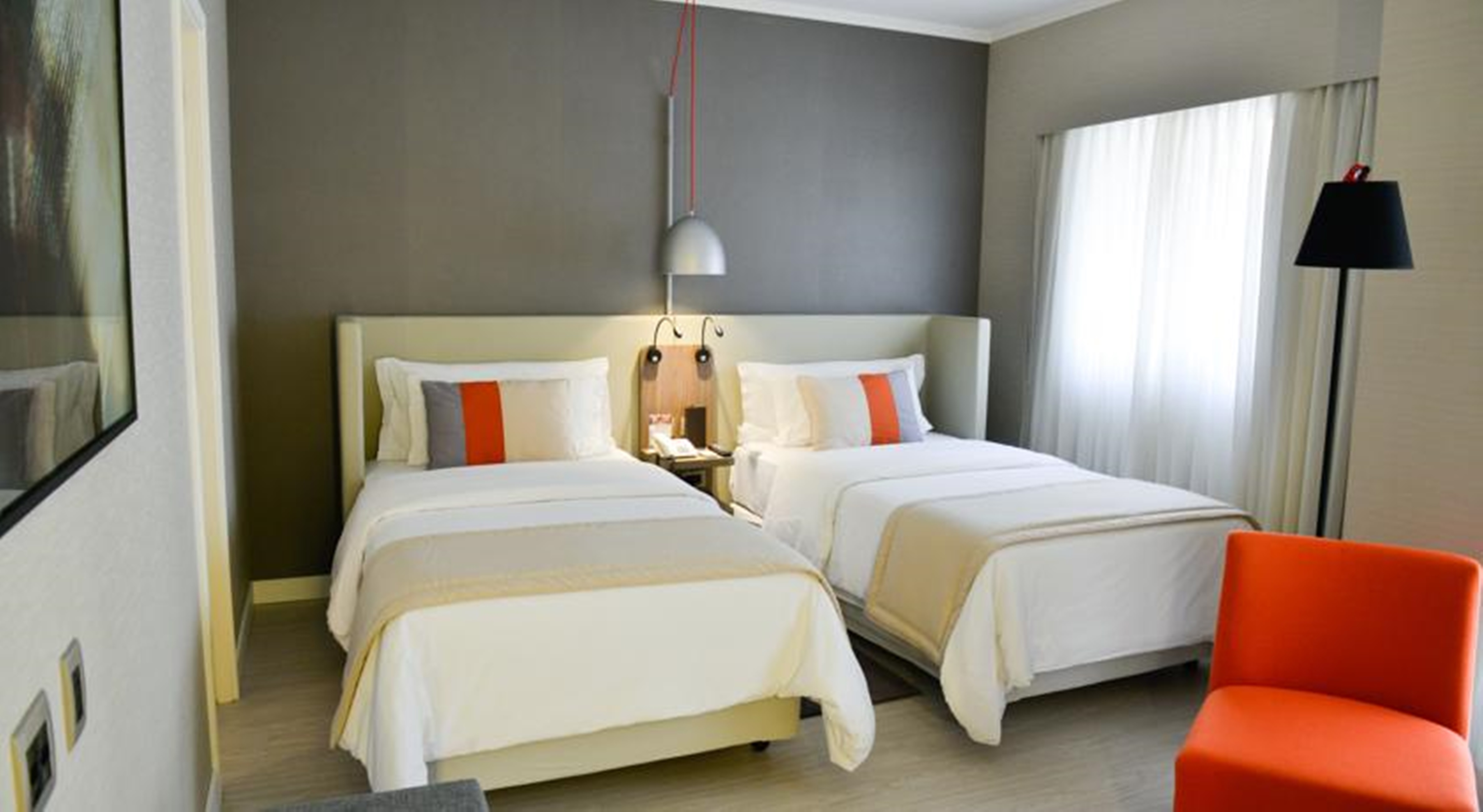 LUXURY, TWIN BEDS
