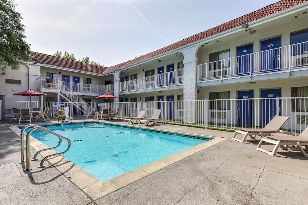 Motel6 Pinole, CA 10/40