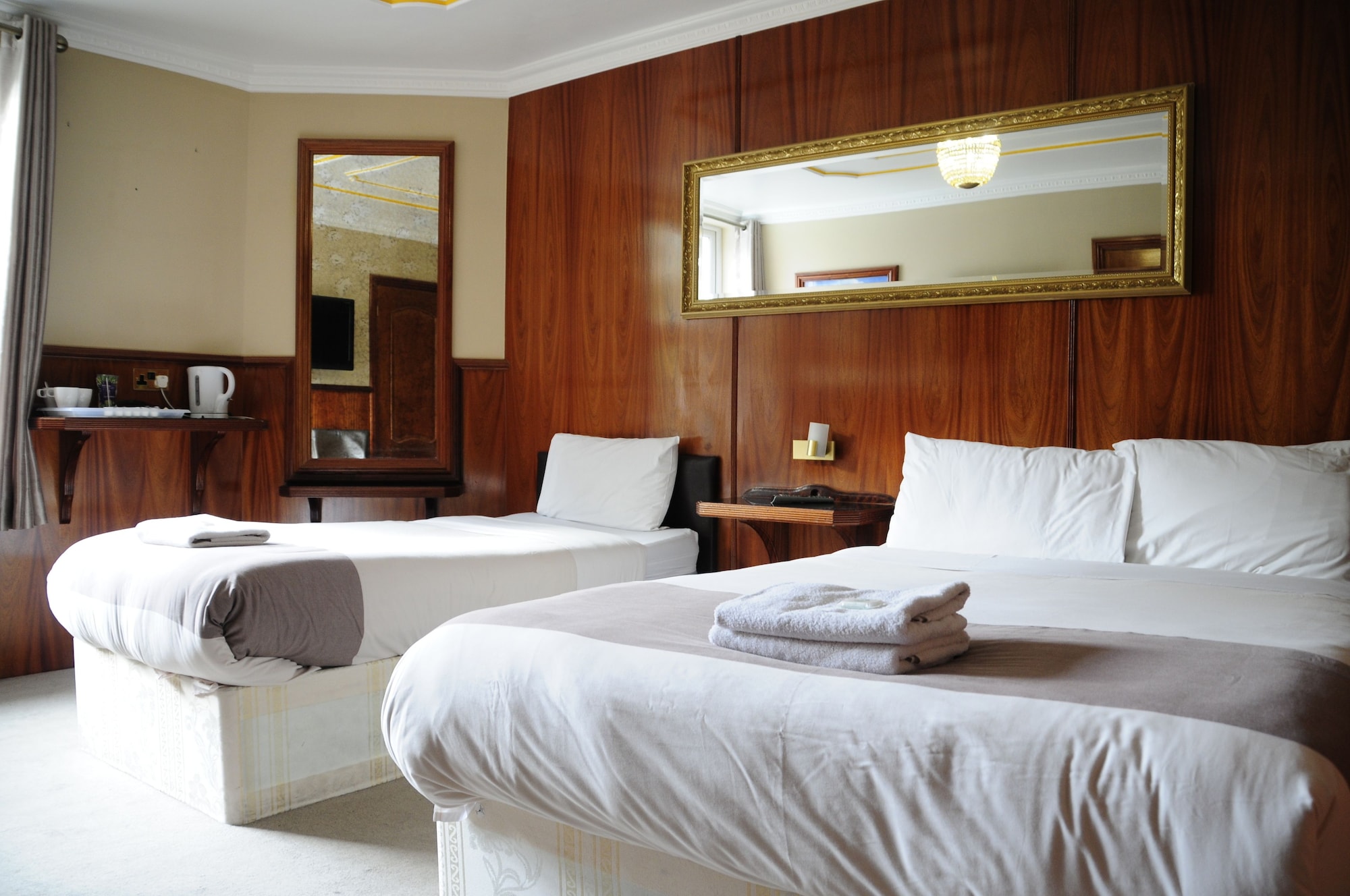 ROOM, TWIN BEDS