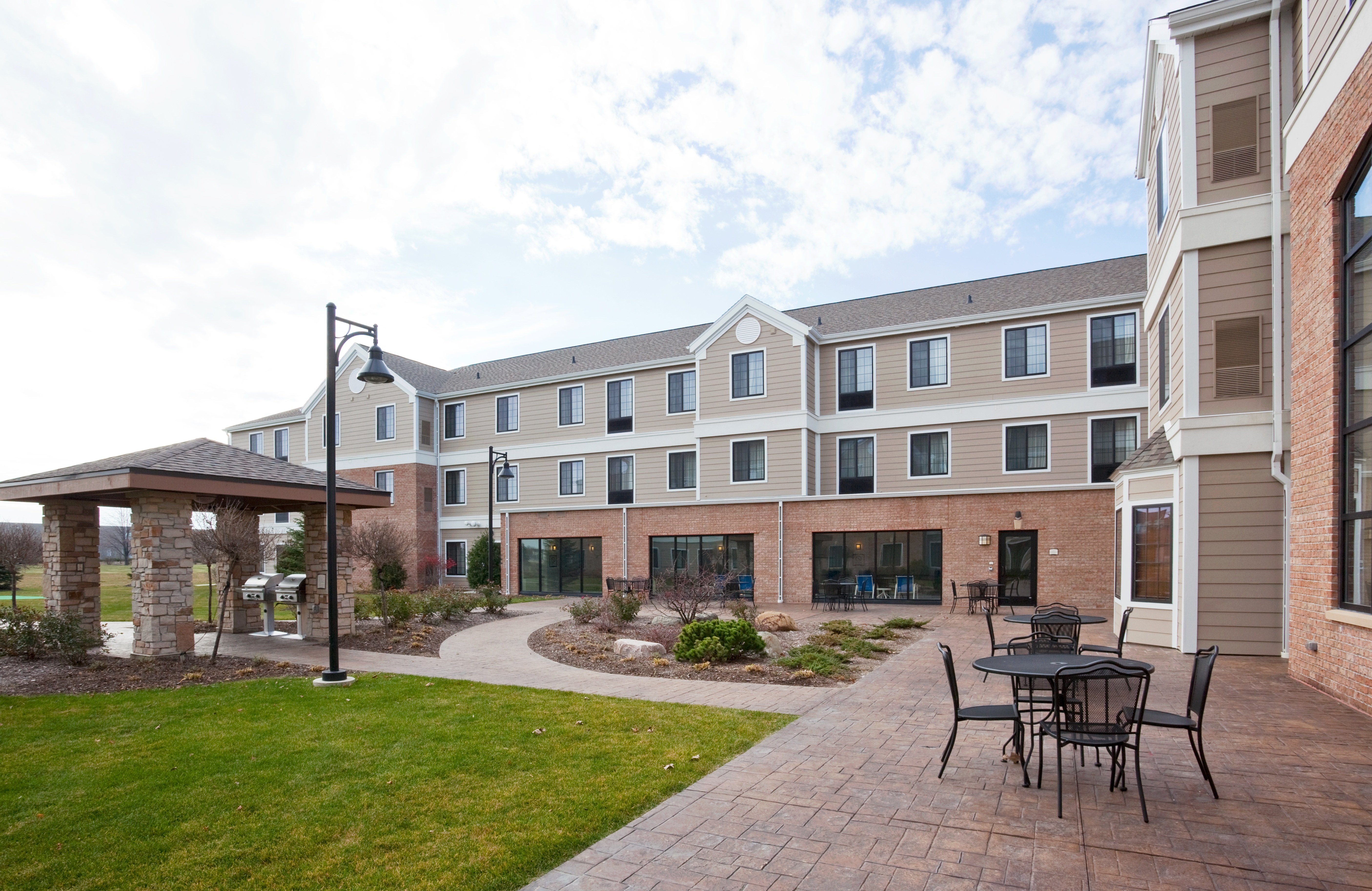 Staybridge Suites Milwaukee West-Oconomowoc 70/73