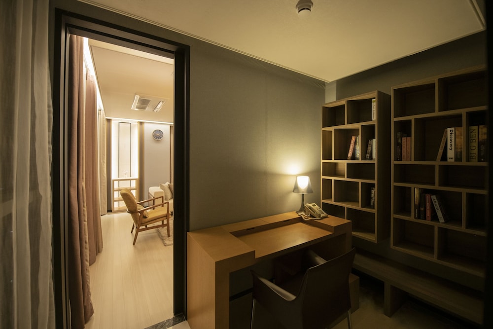 J-one Hotel and Resort 40/41