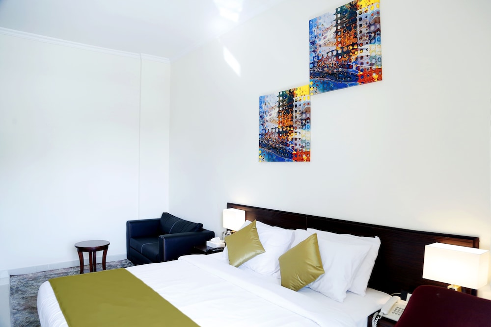 Click Square Hotel 8/28