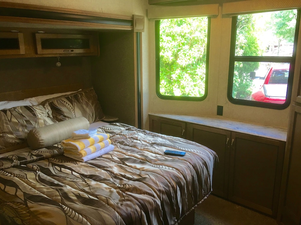 2 Bedrooms, Grand, Mobile Home, 2 Double and Twin Beds, Queen Bed