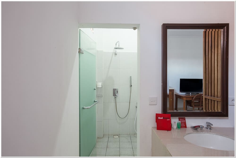 RedDoorz near Padang Galak Beach [VR] 15/15