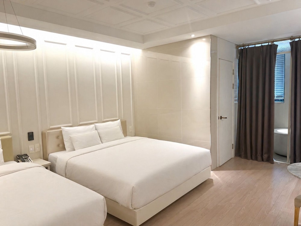 Hotel Wanted 17/70