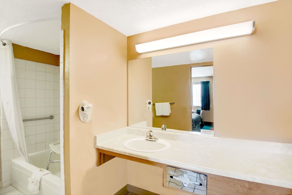 Days Inn by Wyndham El Paso Airport East 15/19