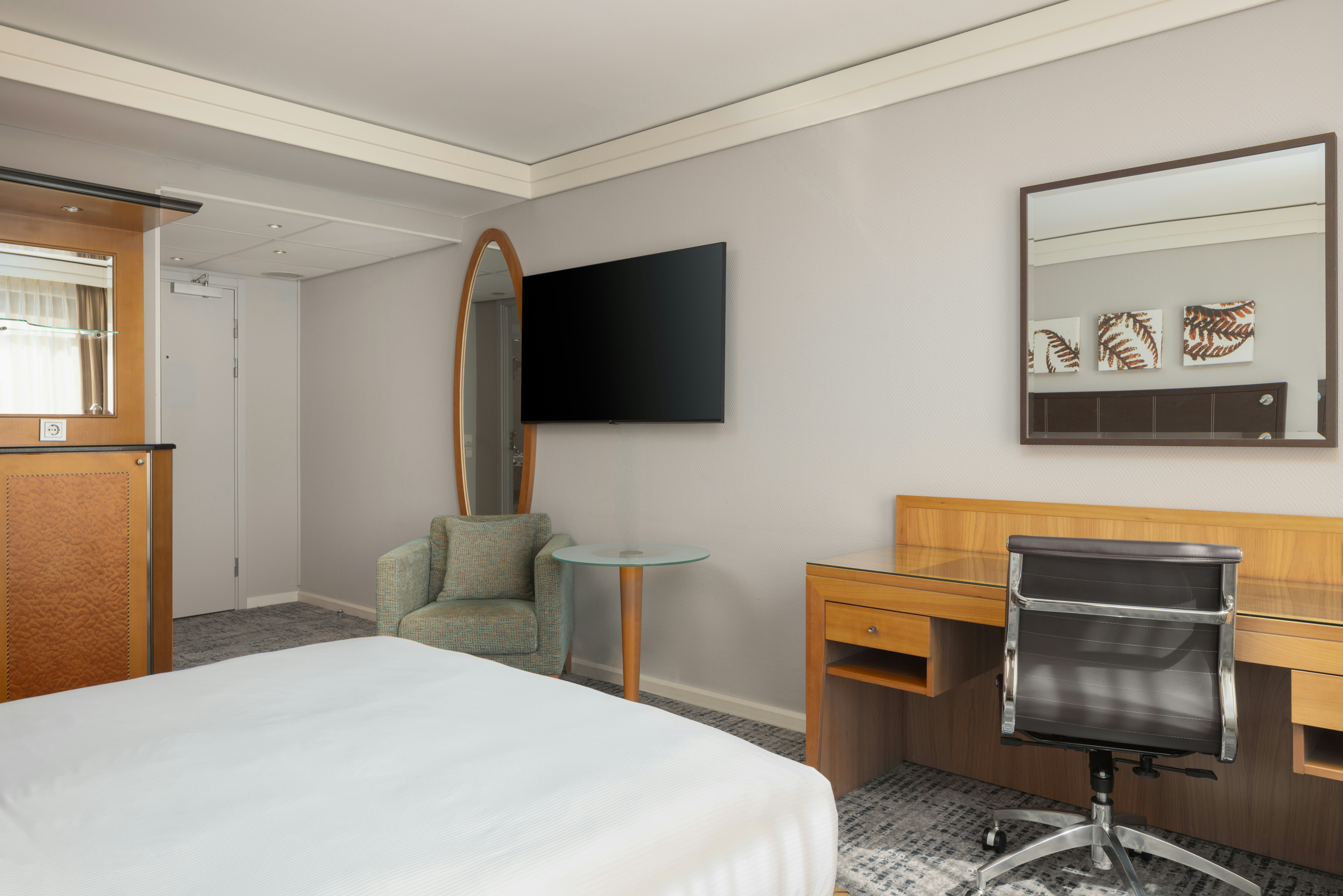 Room, Queen Bed, Hilton Dresden 5/11