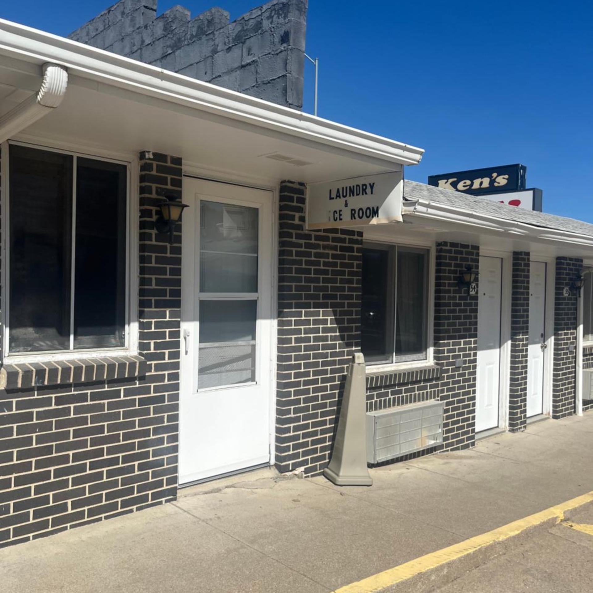 Aurora Inn 1/8