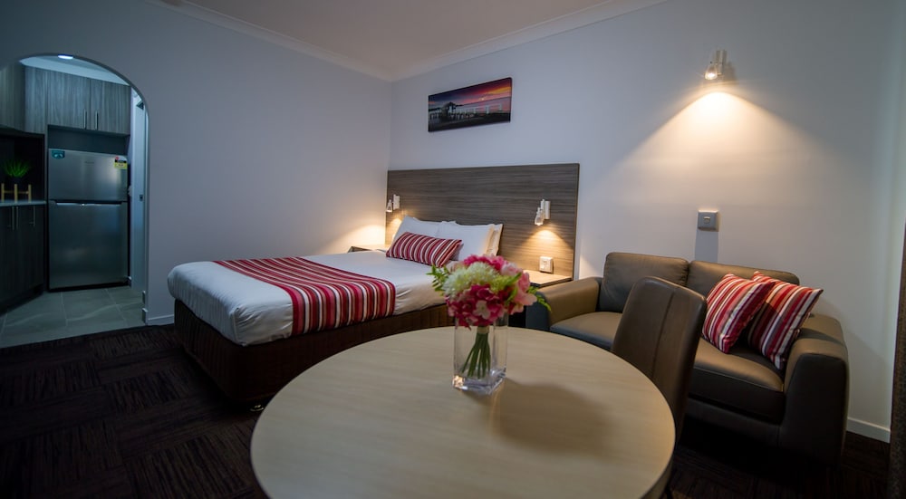 Hamiltons Townhouse Motel 43/51