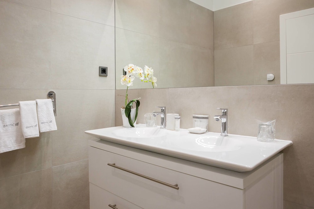 شقة سوبيريور بسريرين كينج بإطلالة على البحر بشرفة بغرفتي نوم مع أريكة، Marina Baotic Apartments 3/4