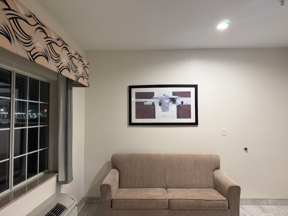 Regency Inn & Suites Baytown 38/62