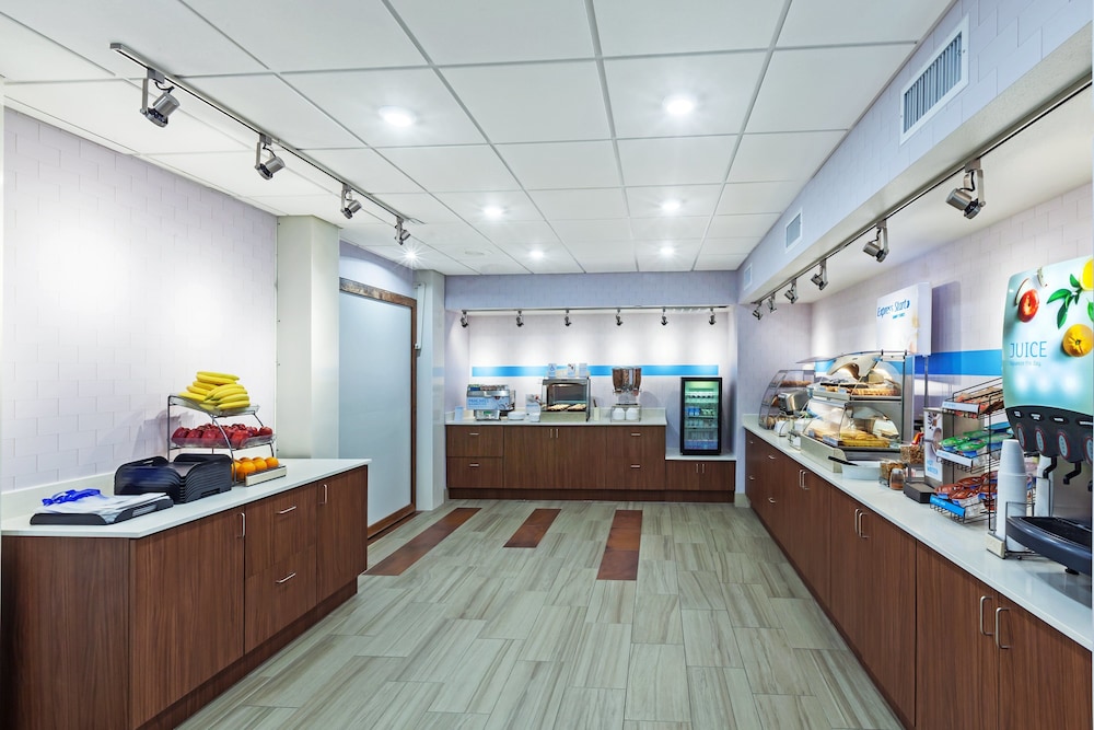 Holiday Inn Express Hotel And Suites Dallas Lewisville 6/69